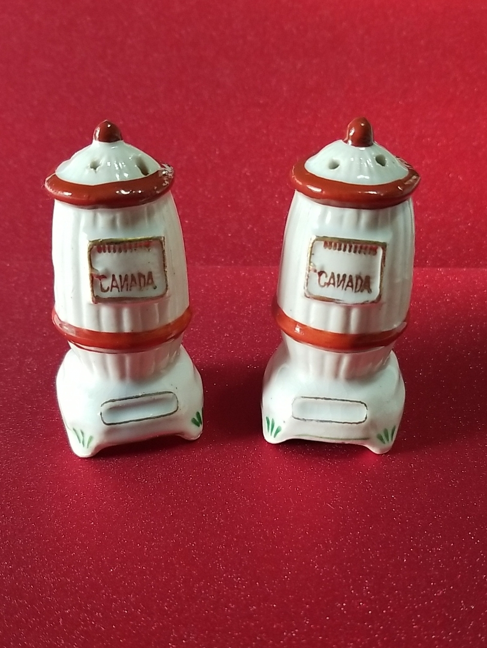 Canada Vintage Souvenir Potbelly Stove White Ceramic Salt And Pepper Shakers